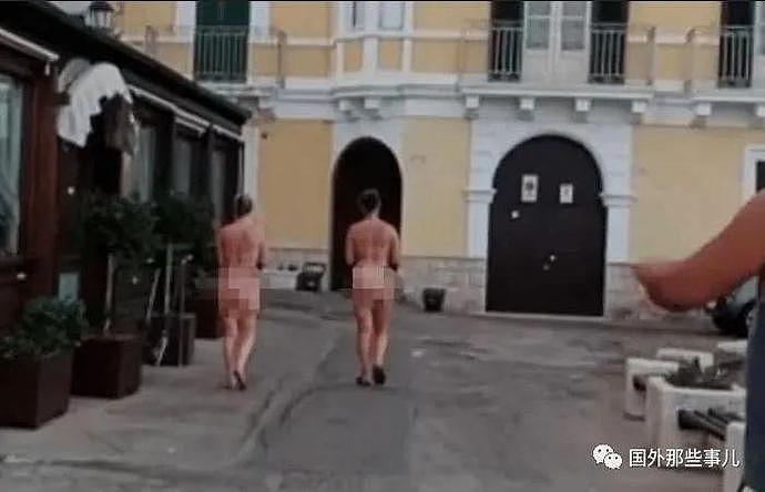 2名女子脱光衣服当街行走，路人看傻，视频在网上疯传（组图） - 1