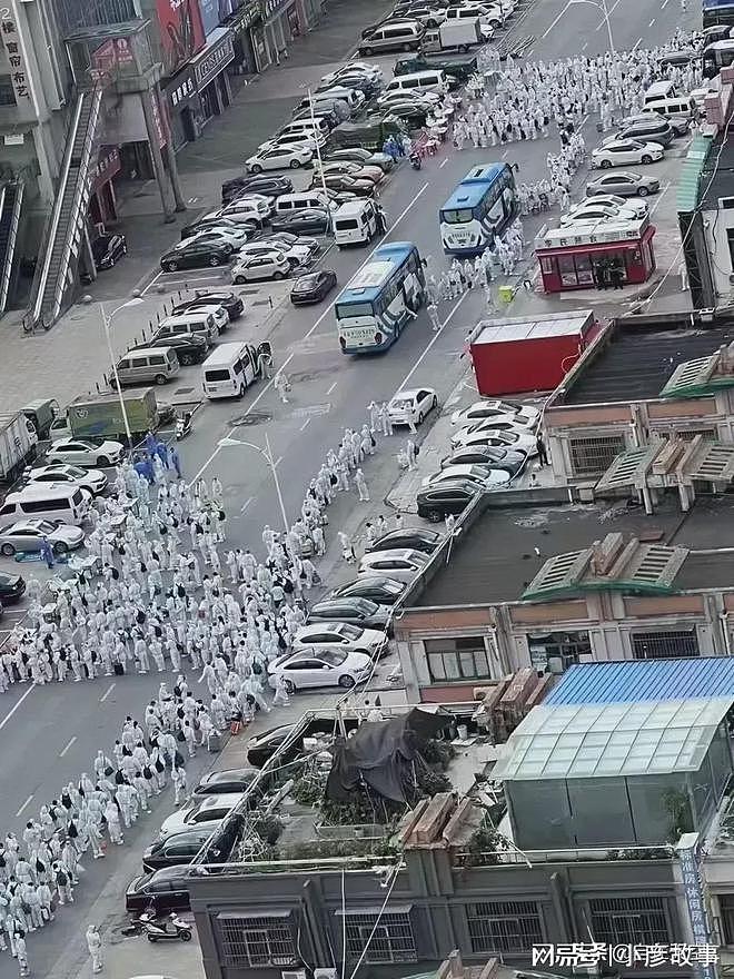 无锡皮革城上千人统一转运去江阴隔离，排队整齐有序，场面壮观（视频/组图） - 2