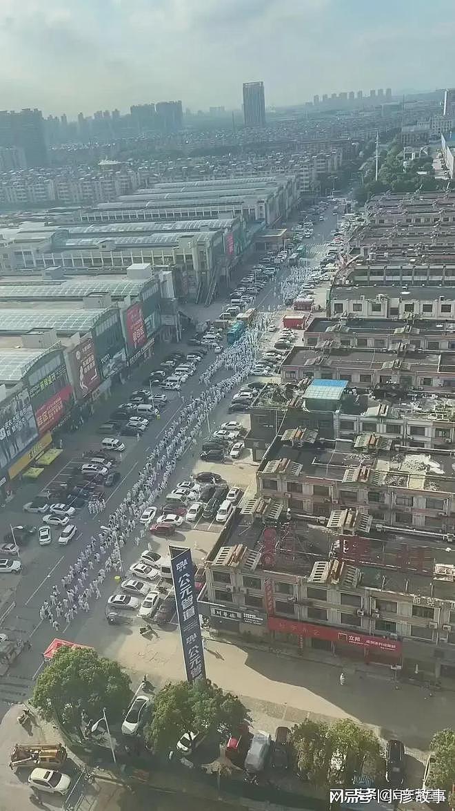 无锡皮革城上千人统一转运去江阴隔离，排队整齐有序，场面壮观（视频/组图） - 3