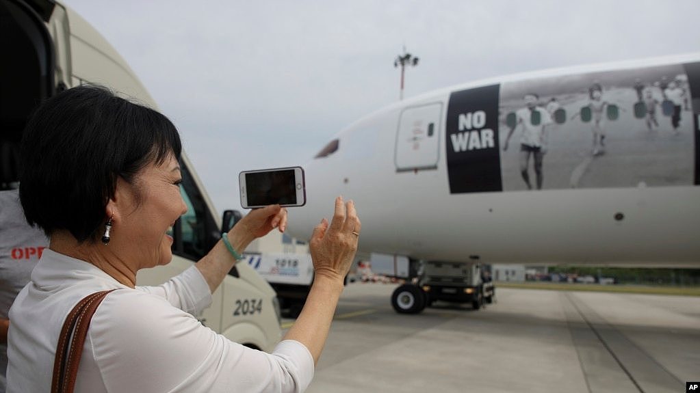 著名越战新闻照片中的女孩潘金福护送乌克兰难民搭乘印有那张照片的人道主义航班从波兰华沙前往加拿大。(2022年7月4日)