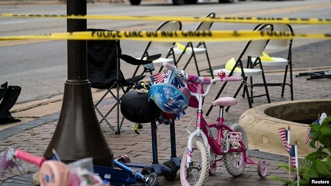 海兰帕克独立日节庆游行期间发生枪击案后丢弃在现场的儿童自行车。(2022年7月4日)