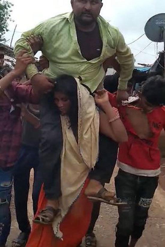 印度女子出轨事发，被丈夫骑肩膀上游街痛苦万分，路人却在大笑（组图） - 4