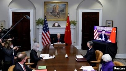 美国总统拜登与白宫国家安全顾问沙利文、国务卿布林肯和财政部长耶伦在白宫通过网络视频与中国国家主席习近平交谈。(2021年11月15日)