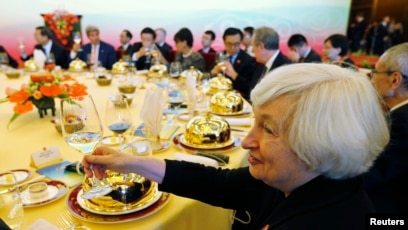 资料照：时任美联储主席的耶伦在北京钓鱼台国宾馆的工作午餐桌上。（2014年7月9日）