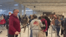 又挤爆了！悉尼机场大规模延误，至少6趟航班被取消，旅客排百米长龙（视频/组图）
