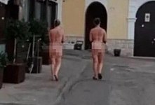 2名女子脱光衣服当街行走，路人看傻，视频在网上疯传（组图）