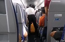 南航乘客腹泻喷屎！从机头拉到机尾，过道变粪路，空姐一举动获赞爆（组图）