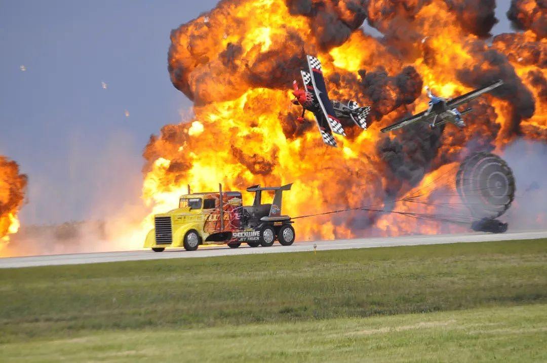 夺命瞬间曝光！美国“喷射车追飞机”时速飙482km，炸成火球驾驶员当场毙命（视频/组图） - 2