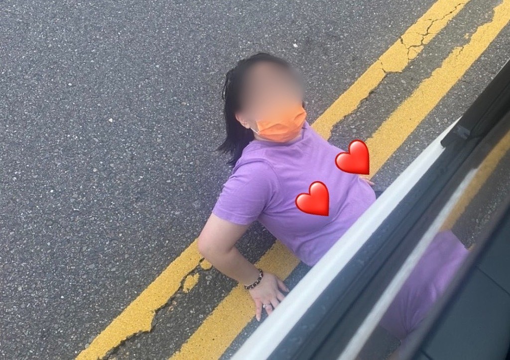 有民众日前驾车行经北市南港区，遇上身穿紫色衣服的女子碰瓷，但女子疑似没穿内衣，导致胸前激凸。 （翻摄自记者爆料网）