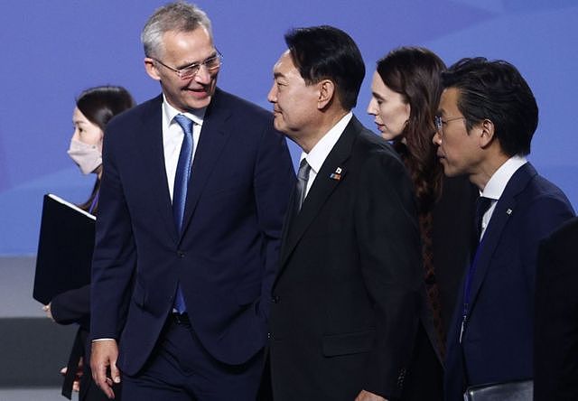 北约峰会首日新闻发布会后，北约秘书长延斯·斯托尔滕贝格（左）与韩国总统尹锡烈（中）交谈。右二为新西兰总理阿德恩。