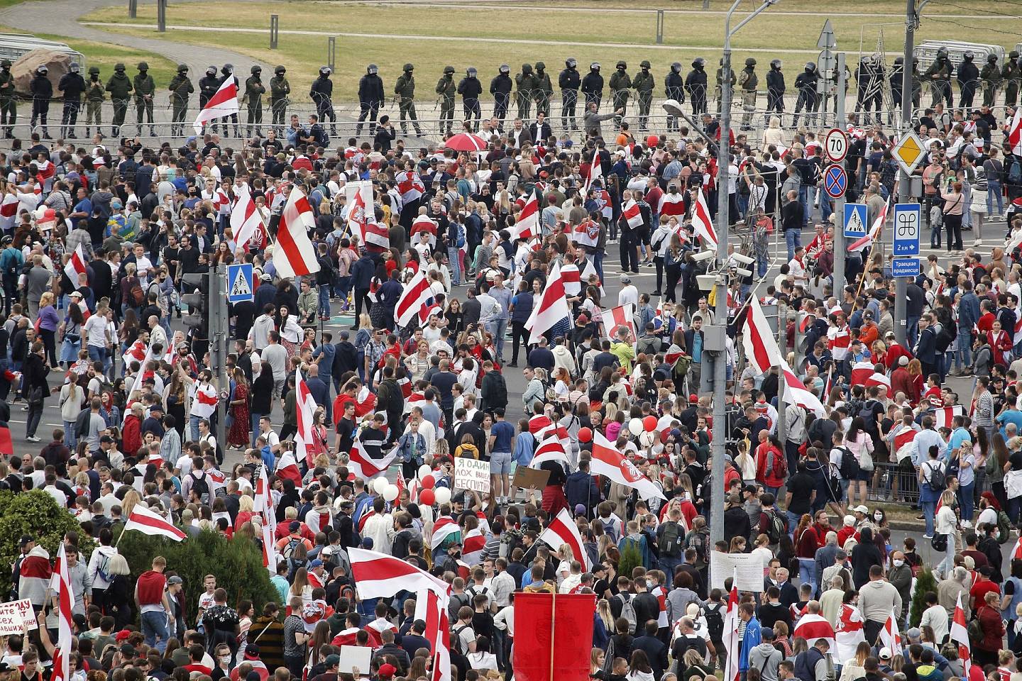 2020年8月23日，白俄罗斯首都明斯克，近20万名民众聚集在卢卡申科官邸附近的独立广场及独立大道一带，防暴警察在场戒备。 （AP）