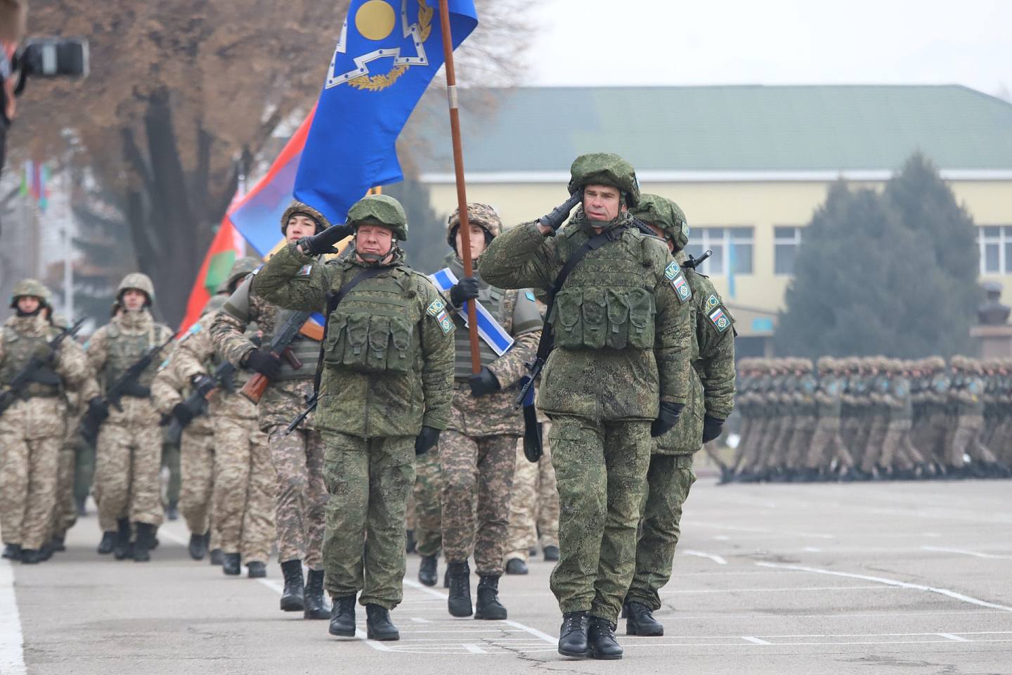 1月13日，集安組織部隊開始撤離哈薩克，哈方當天在阿拉木圖市為集安組織維和部隊舉行送行儀式。（新華社）