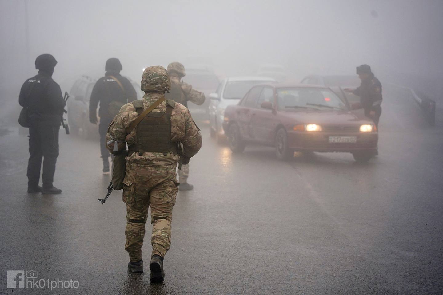 1月8日，哈萨克阿拉木图，哈萨克军人在马路上截查车辆。 （AP）