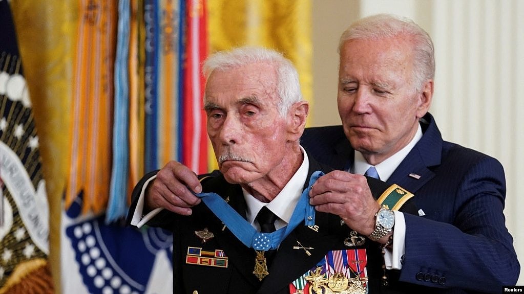 拜登总统在白宫为退役美国陆军少校达菲戴上荣誉勋章。（2022年7月5日）