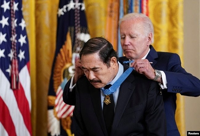 拜登总统在白宫为美国老兵藤井戴上荣誉勋章。(2022年7月5日)