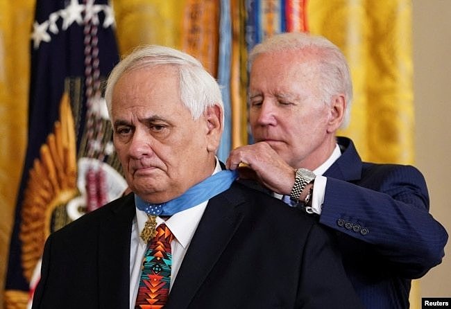 拜登总统在白宫为美国老兵伯德韦尔戴上荣誉勋章。（2022年7月5日）