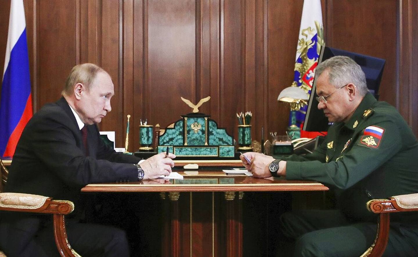 俄罗斯总统普京2022年7月4日听取国防部长绍伊古对俄军拿下乌克兰卢甘斯克州的汇报。 普京当天宣布，卢甘斯克之战取得胜利。 （AP）