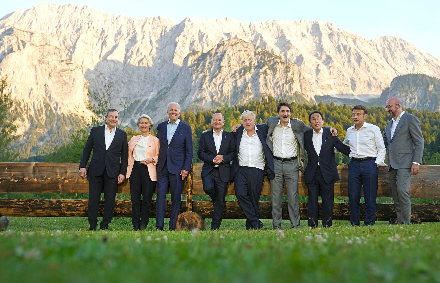6月26日，德国埃尔毛宫，G7领袖以阿尔卑斯山脉为背景拍摄合照。 （美联社）