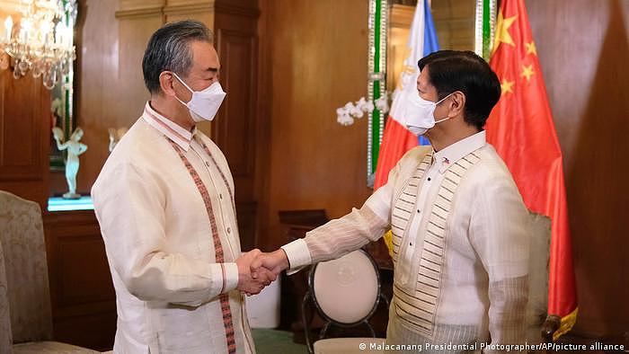 菲律宾新总统小马科斯会见到访的中国外长王毅。