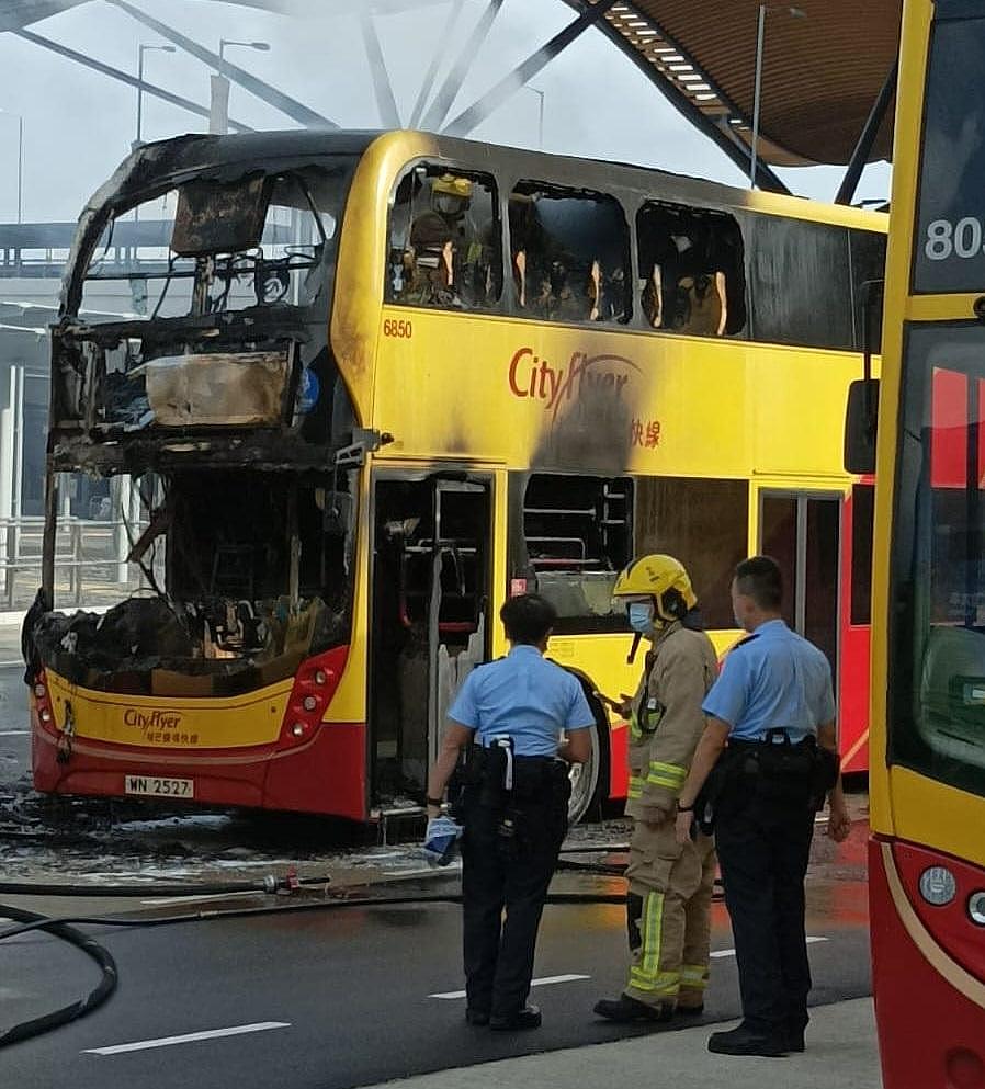 起火后巴士的车头位置被烧成焦黑，仅余铁架。 (香港突发事故报料区@fb图)