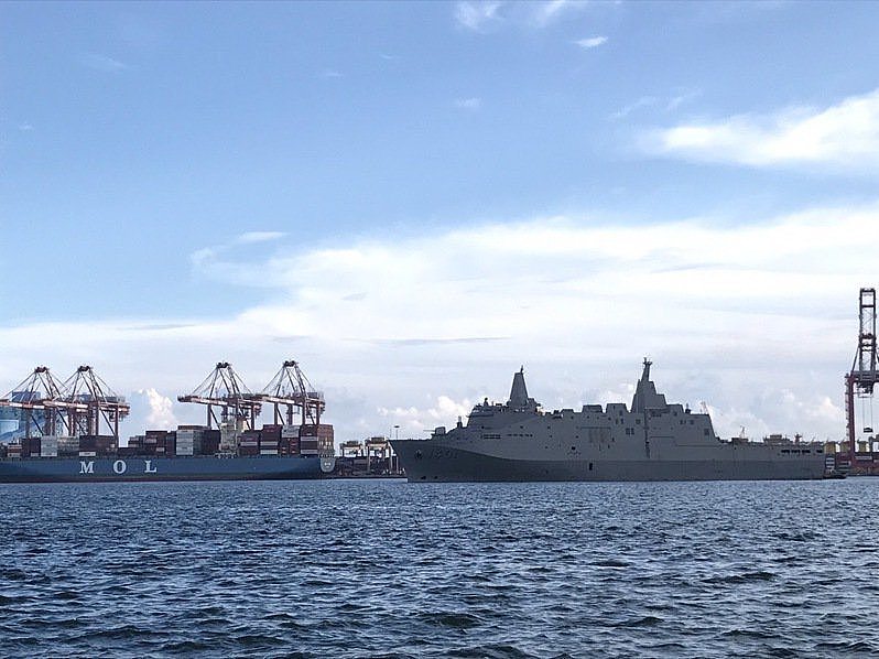 海军海军「新型两栖船坞运输舰」「玉山舰（YUSHAN）」今天下午完成首次海上测试返港。 图／读者提供