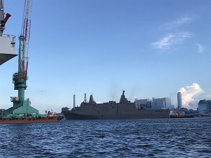海军海军「新型两栖船坞运输舰」「玉山舰（YUSHAN）」今天下午完成首次海上测试返港。 图／读者提供