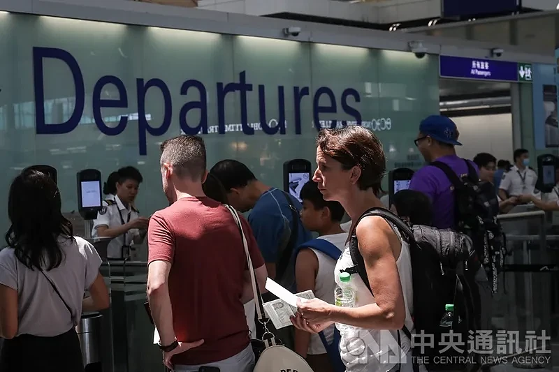 香港卫生署公布，自8日凌晨起，所有从机场入境旅客都要填写及提交健康申报表。 (中央社档案照)