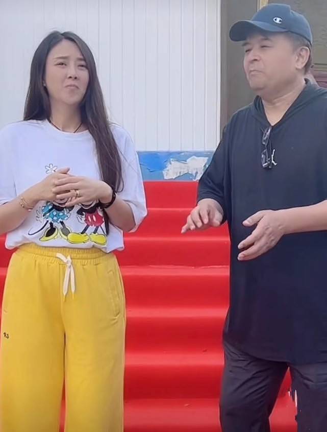 63岁毕福剑走穴演出，不畏炎热在室外排练，衣着朴素与美女搭档（组图） - 4