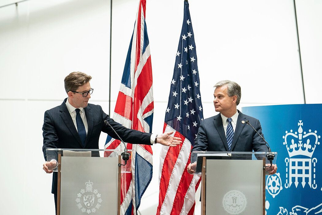 军情五处局长肯·麦卡勒姆（左）和联邦调查局局长克里斯托弗·雷周三在伦敦举行新闻发布会上。