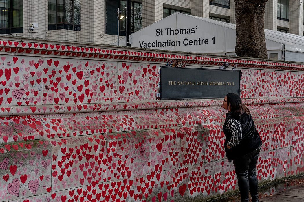 位于伦敦的国家新冠病毒纪念墙。英国录得约18万例新冠死亡。