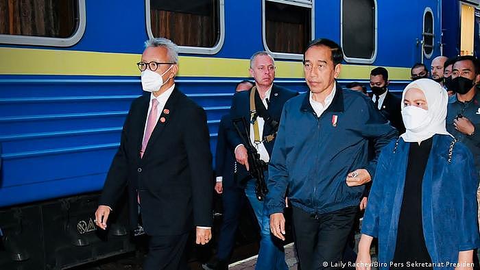 6月底，印尼总统佐科先后前往基辅和莫斯科与乌克兰总统泽连斯基和俄罗斯总统普京举行会晤。