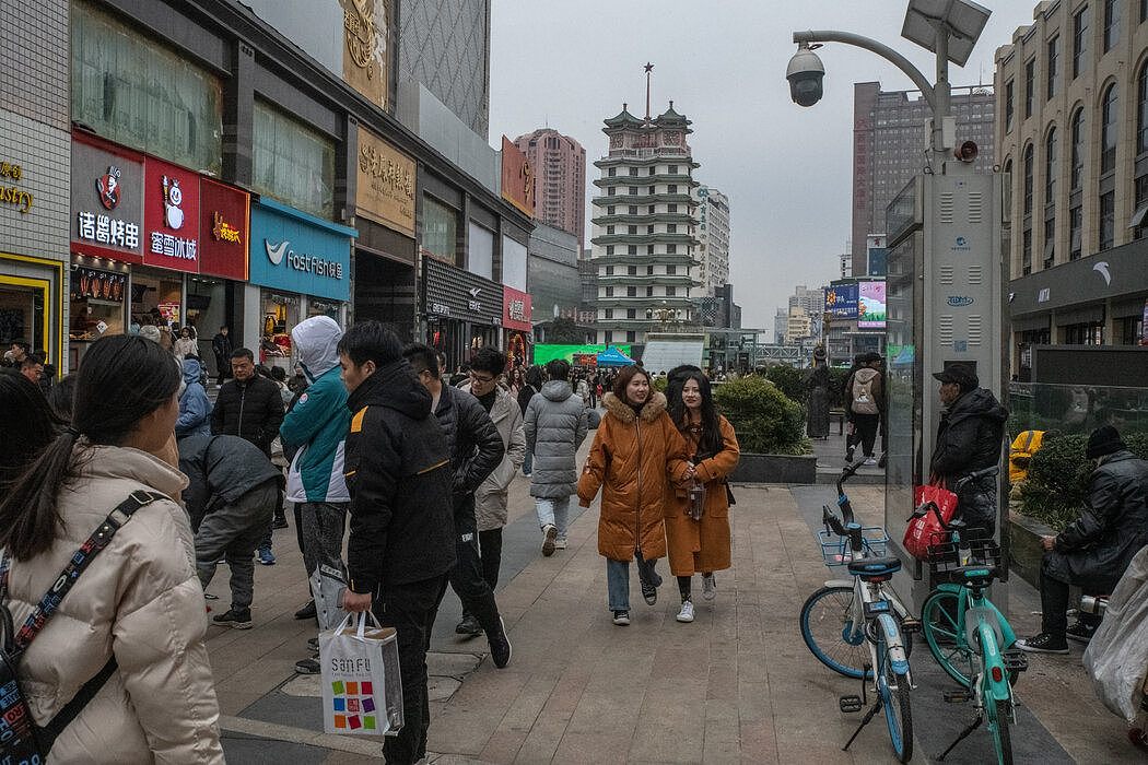 郑州商业区的监控摄像头，摄于2019年。中国当局通过跟踪公民的行踪、搜查他们在社交媒体发的帖子、采集他们的DNA和其他生物识别标记，对公民进行大规模数据收集。