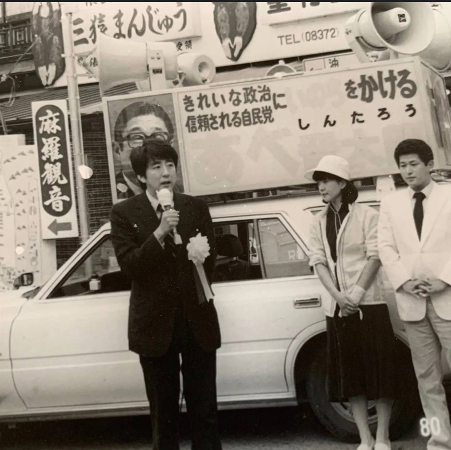 安倍晋三这张旧照片，4月中由其夫人安倍昭惠于Instagram发放，她在说明中表示当时的安倍才26岁，站在山口县街头演说，这是他首次为父亲助选。 （IG「akiabe」图片）