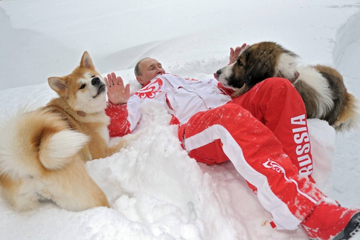 普京與「夢」在雪地遊玩。（網上圖片）
