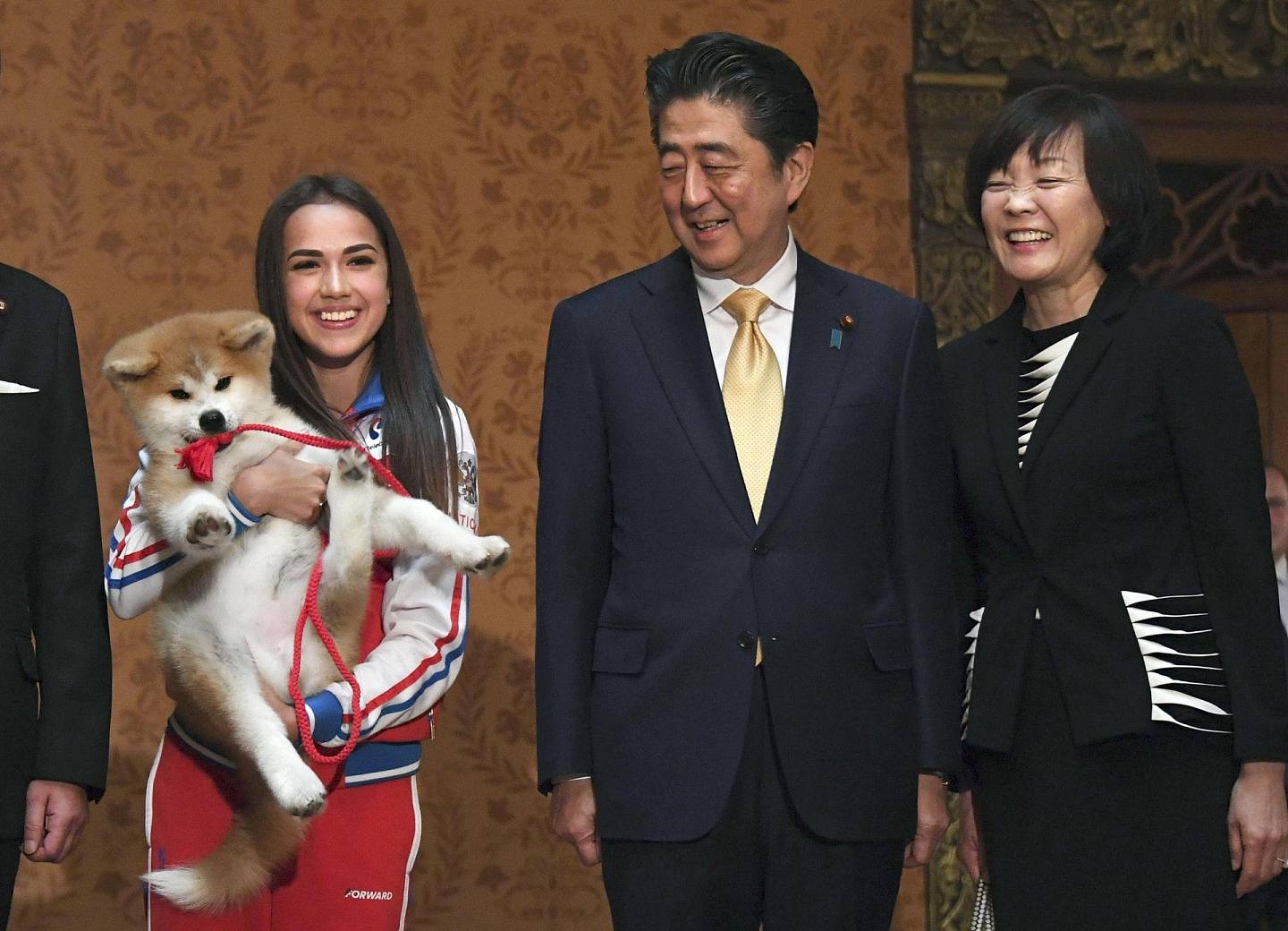 安倍晋三（中）出席仪式，为日本把秋田犬送予萨姬杜娃。 （视觉中国）