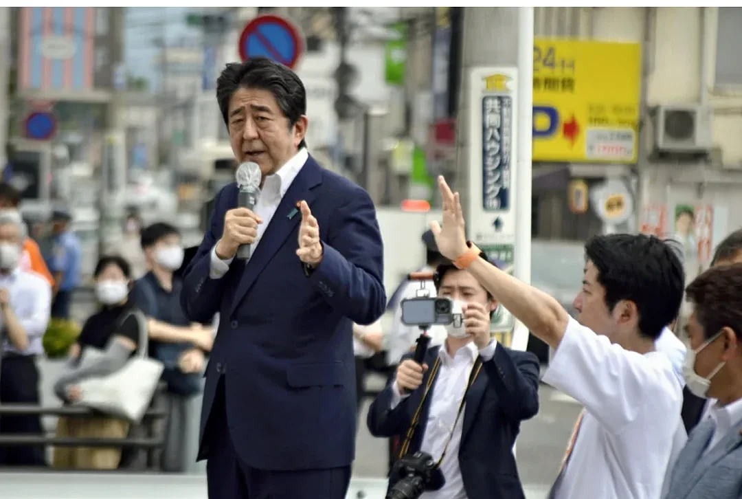 当地时间7月8日上午11点25分，中枪前正在进行演讲的安倍晋三