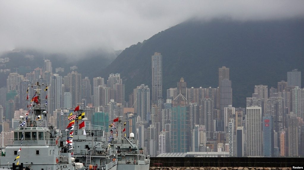 中国人民解放军海军舰艇在香港的一个海军基地停泊（2017年7月8日）。