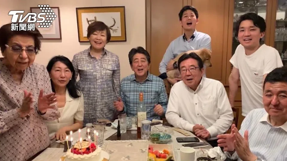 安倍一家人在六月份时才开心庆祝母亲洋子（左）的94岁大寿。 （图／翻摄自安倍晋三推特）