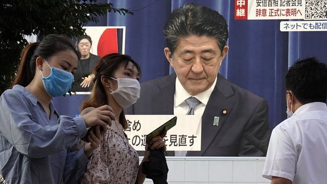 东京街头一面大型屏幕在直播安倍晋三宣布辞职记者会（28/8/2020）