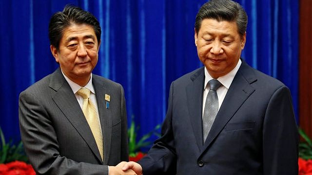 北京人民大会堂内习近平与来访的安倍晋三握手（10/11/2014）