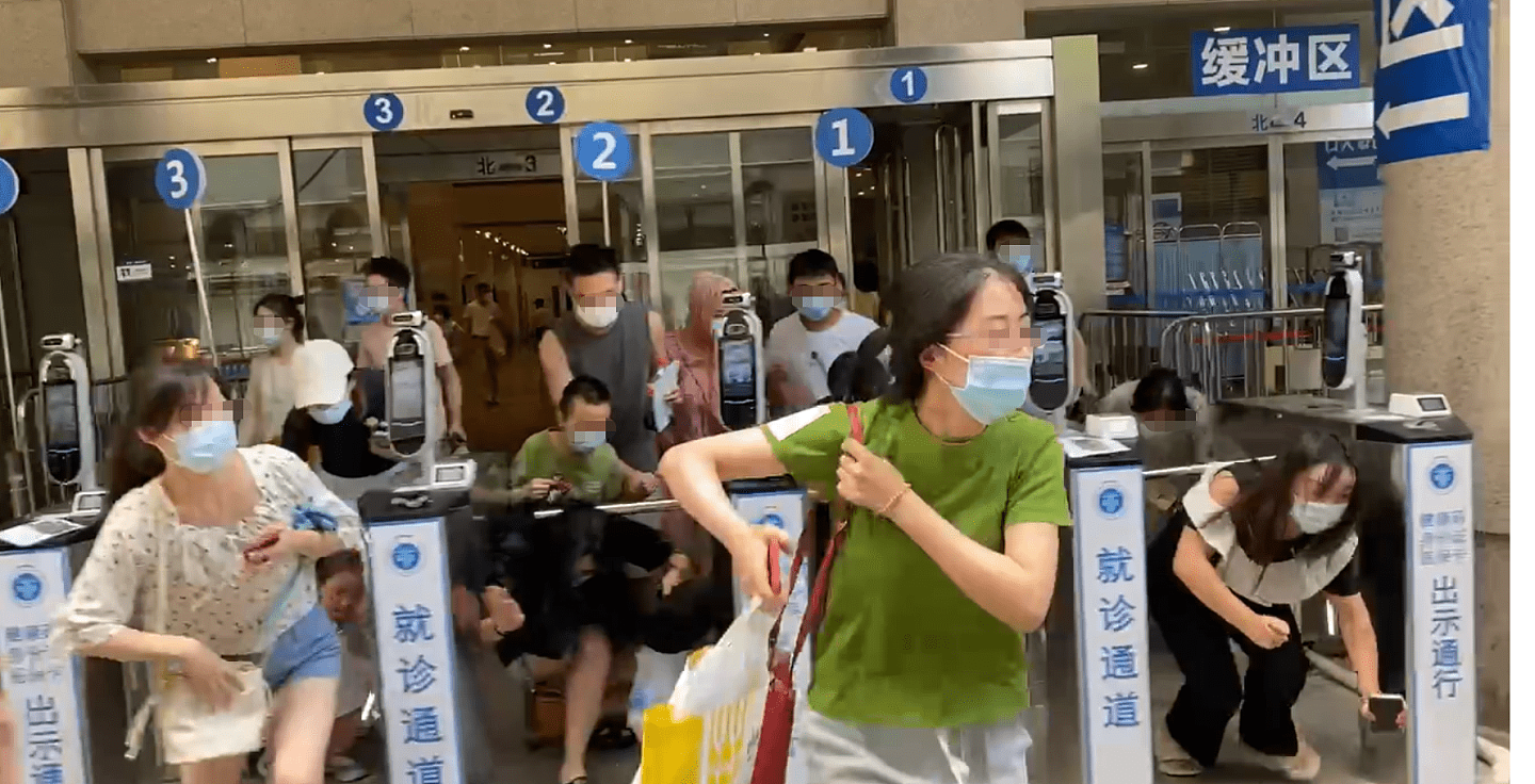 血溅满地！男子在上海瑞金医院持刀砍伤4人，2名儿童受伤！民众惊慌冲出医院（视频/组图） - 1