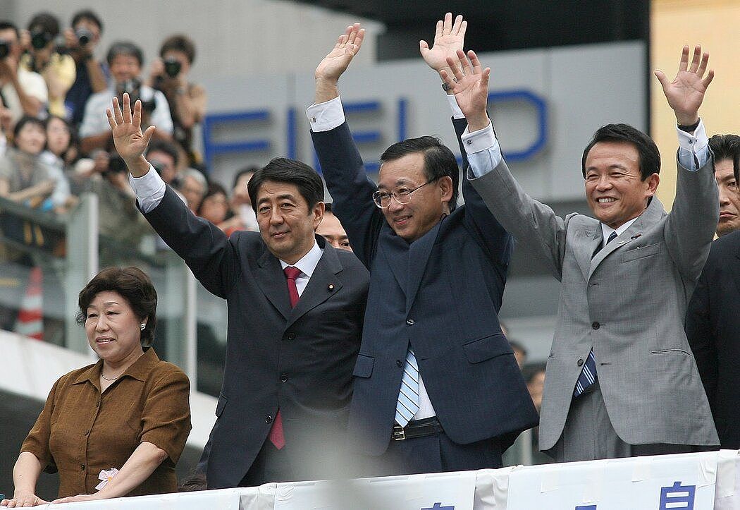 2006年，安倍与谷垣祯一（中）和麻生太郎，他在竞选中击败了这两人，成为自民党总裁和日本首相。