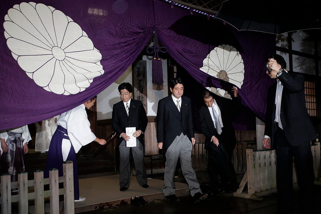 2012年，安倍在东京靖国神社。这里供奉着包括战犯在内的日本战争亡灵。