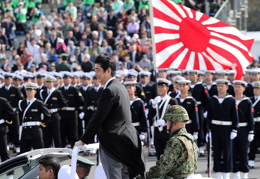 2016年，安倍检阅日本自卫队。他没能实现自己长久以来的理想，即修改日本宪法中的弃战条款。