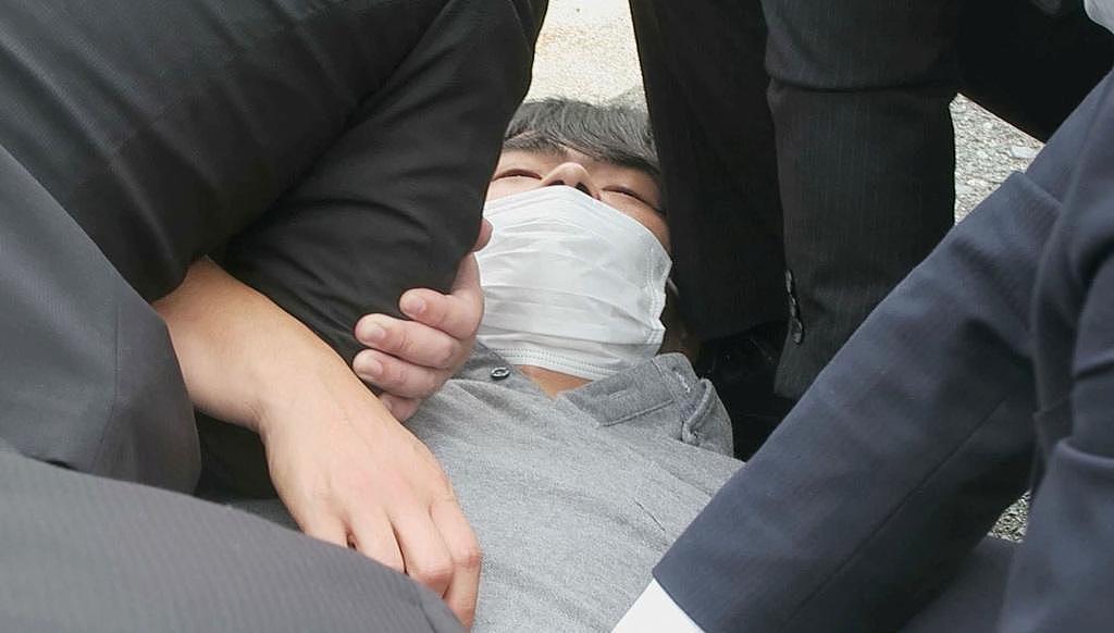 杀害日本前首相安倍晋三的41岁枪手山上彻也已遭警方逮捕。 (图/路透社)