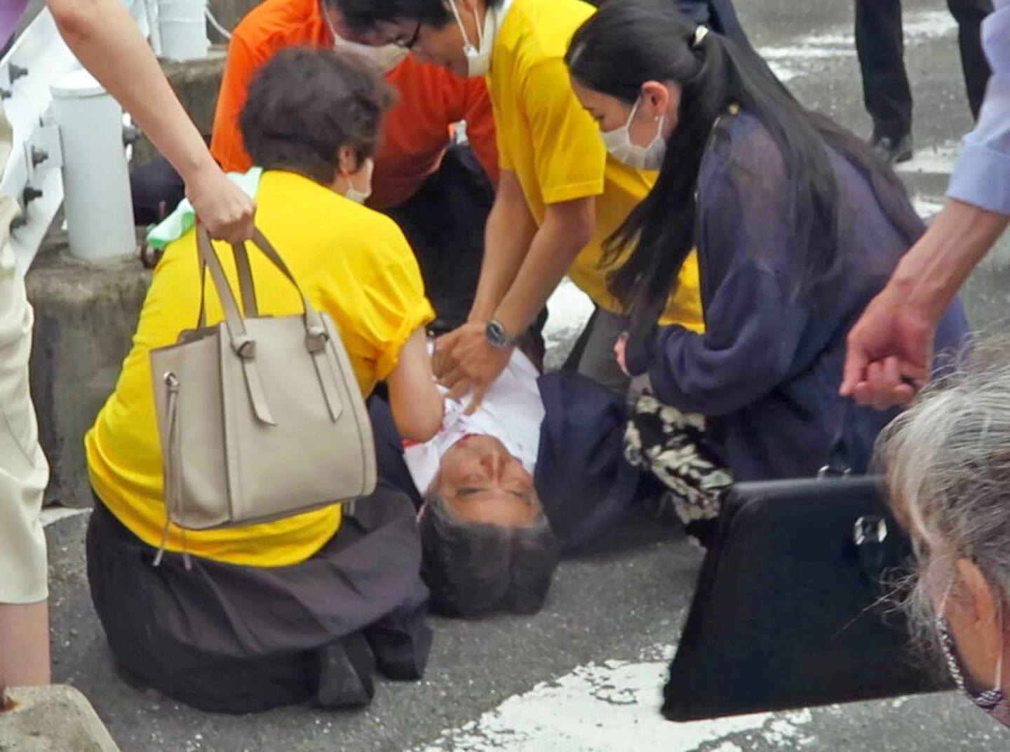 安倍晋三遇刺：日本前首相安倍晋三2022年7月8日早上在奈良近铁大和西大寺站外进行拉票演讲时被人开枪射击，已被送到附近的一家医院。 图为影片截图，相中的安倍已中枪倒地，有人在旁确认他的情况。 （AP）