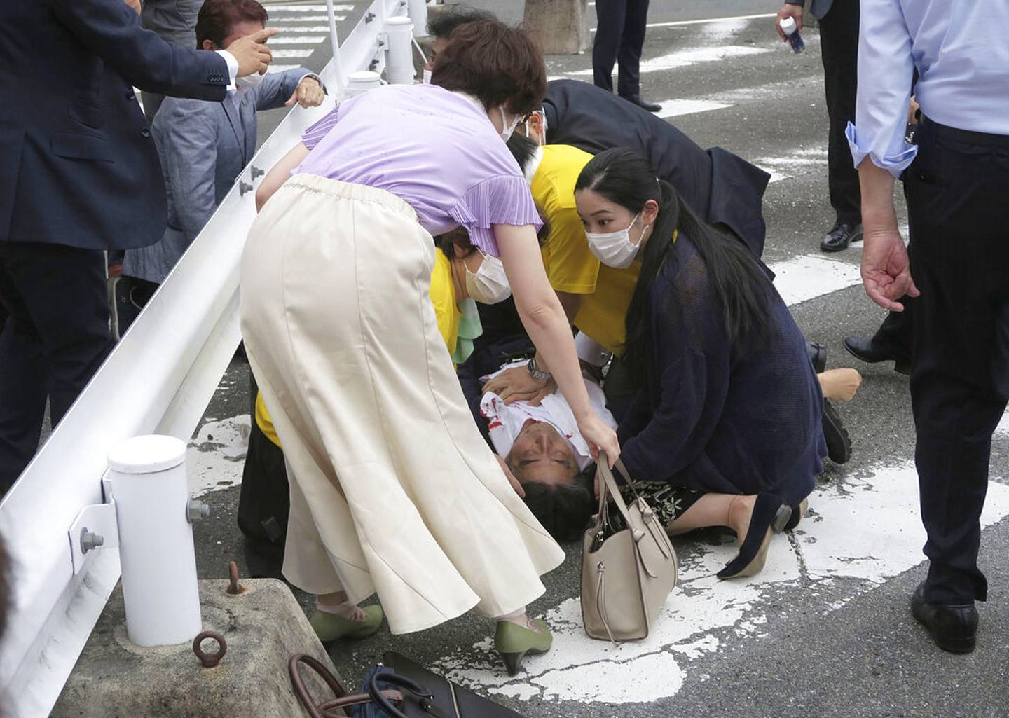 安倍晋三遇刺：2022年7月8日，日本前首相安倍晋三在奈良近铁大和西大寺站进行街头演说时遭人枪击，处于心肺停止状态。 事发时，现场约有30人。 图为安倍中枪倒地后的照片，可见他衬衣左胸位置有大片血迹。 （AP）
