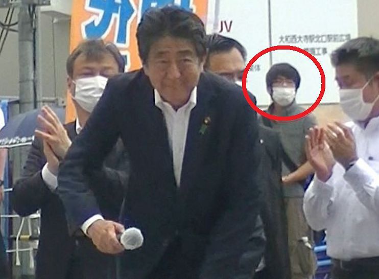 暗杀日本前首相安倍晋三（前）的凶嫌山上彻也（红圈），紧跟安倍来到奈良的活动现场。 路透