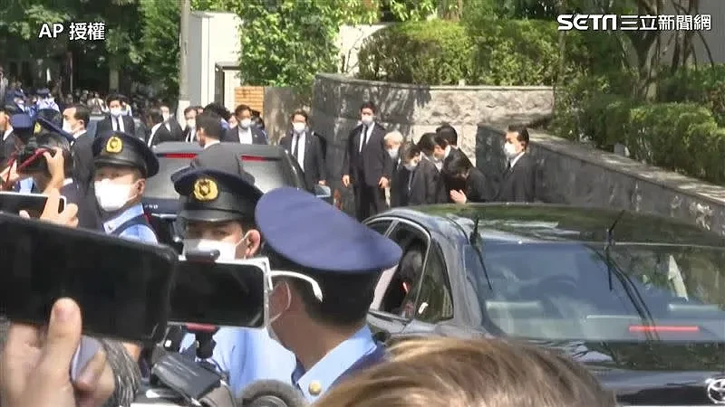 安倍晋三遗体回到东京，住家外被警力、媒体包围。 （图／AP授权）