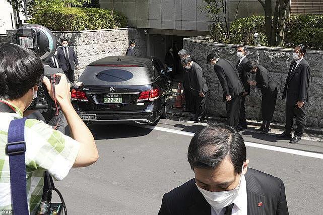 安倍晋三遭枪杀后给国民下跪照片引热议！女政客们到私宅悼念，纷纷哭成泪人（视频/组图） - 1